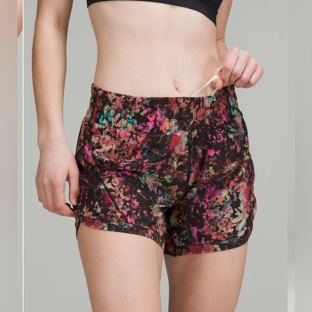 Lululemon Track That Mid-Rise Lined Short 5"
Stencil Blossom Red Multi